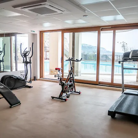 Queen's Garden Apartment