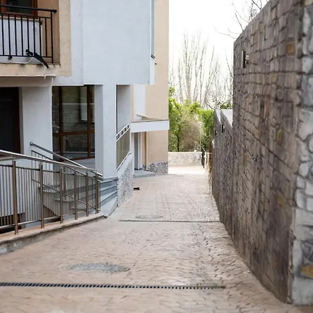 Queen's Garden Apartment *